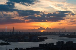 Sonnenuntergang über dem Hafen von Rotterdam von Ronne Vinkx