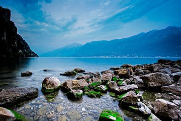 Der Gardasee während der blauen Stunde