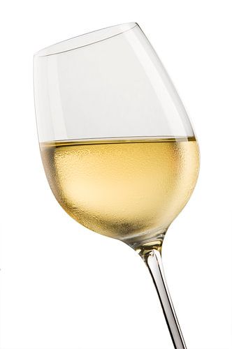 Wijnglas met waterdruppels op witte ondergrond