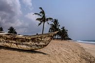 Vissers kano in Ghana, West Afrika van Leo Hoogendijk thumbnail