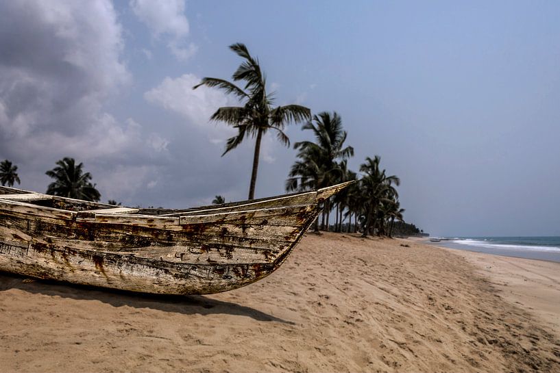 Vissers kano in Ghana, West Afrika van Leo Hoogendijk