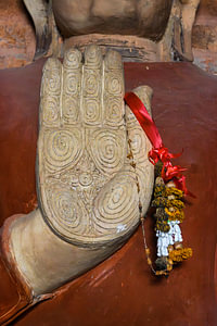 Hand des Buddha mit Blumengirlande
