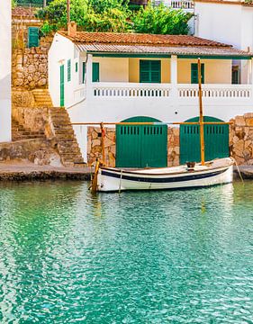 Vue idyllique d'un vieux bateau de pêche au port de Cala Figuera sur Alex Winter