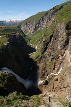 Waterval Voringfossen nabij Eidjfjord, Noorwegen van Jan Roodzand