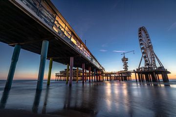 De Pier in Scheveningen tijdens het blauwe uurtje. van Claudio Duarte