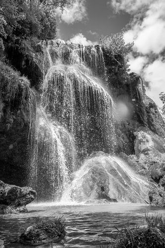 Waterval in Frankrijk in zwart-wit