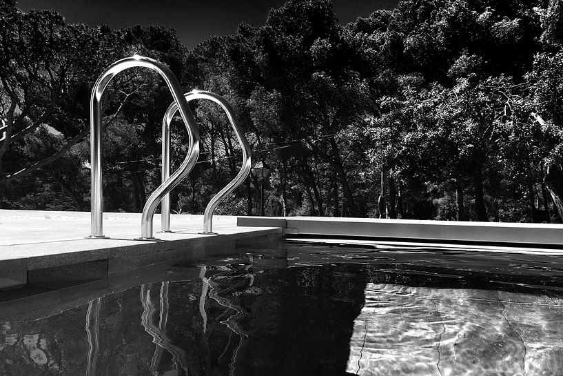 Swimming pool (black and white) by Rob Blok