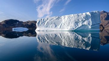 Een flinke ijsberg met zijn reflectie van Ellen van Schravendijk