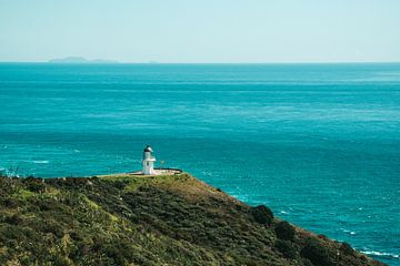 Leuchtturm mit tropisch blauem Meer in Cape Reinga, Neuseeland von Rianne van Baarsen