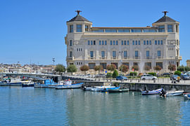 Die Uferpromenade von Syrakus mit dem Palazzo delle Poste und Fischerbooten von Tomherkules