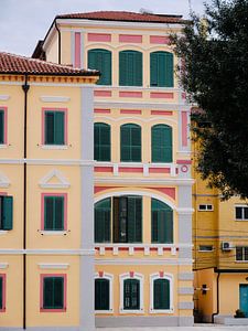 Gelbes Haus mit grünen Fensterläden in Shkodër, Albanien