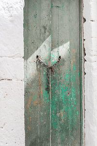 Porte verte en mauvais état à Ostuni sur DsDuppenPhotography