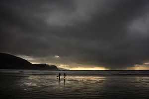 Marcheurs sur la plage sur Bo Scheeringa Photography