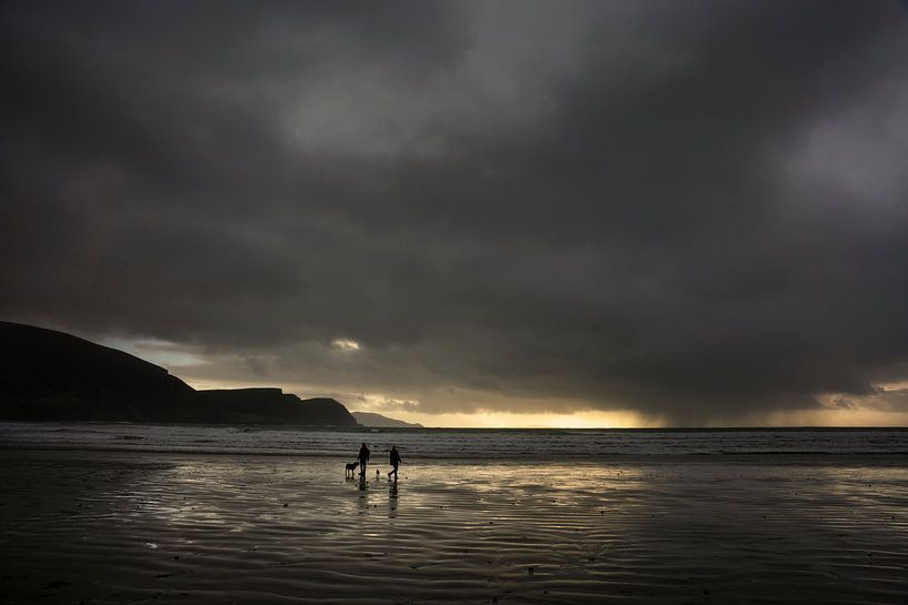 Walkers on the beach by Bo Scheeringa Photography