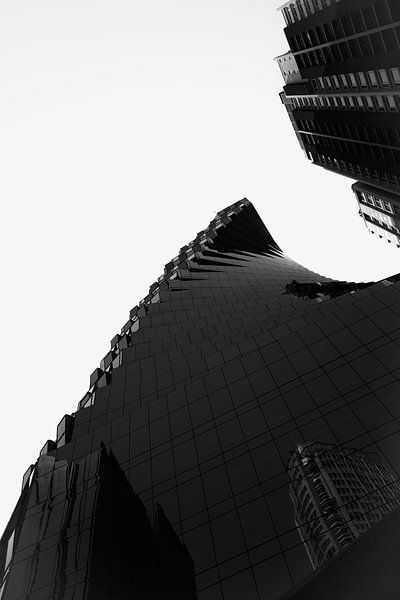Twist of Modernity – Futuristische Architektur in Schwarz-Weiß von NZME Photography
