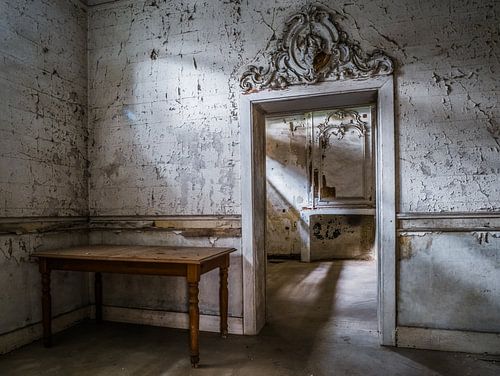 Kasteel / Chateau Hogemeyer, België - Urbex / deur / deuropening / ornament / grijs / tafel