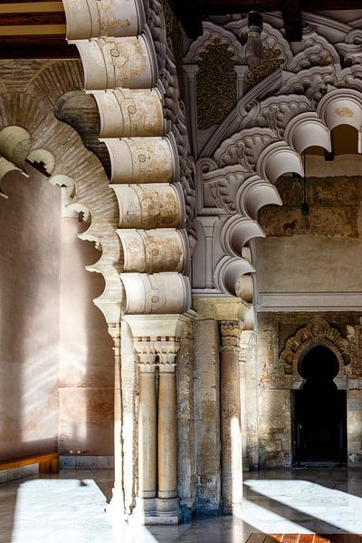 Innenraum des maurischen Aljaferia-Palastes in Zaragoza, Aragonien, Spanien von WorldWidePhotoWeb