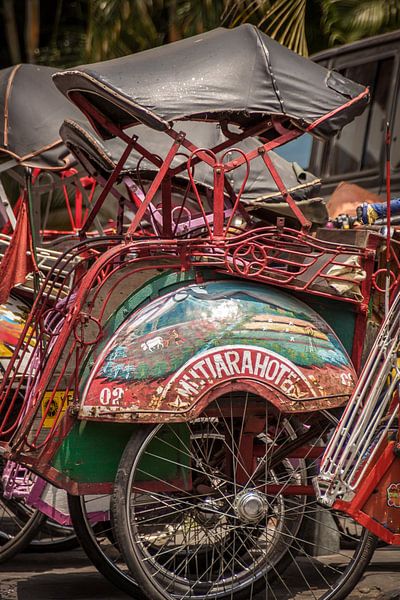 Becak (fietstaxi) in Jogjakarta, Java, Indonesië van Jeroen Langeveld, MrLangeveldPhoto