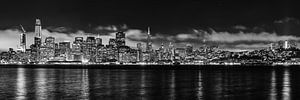 Panorama de la ligne d'horizon de San Francisco la nuit avec le Bay Bridge en noir et blanc