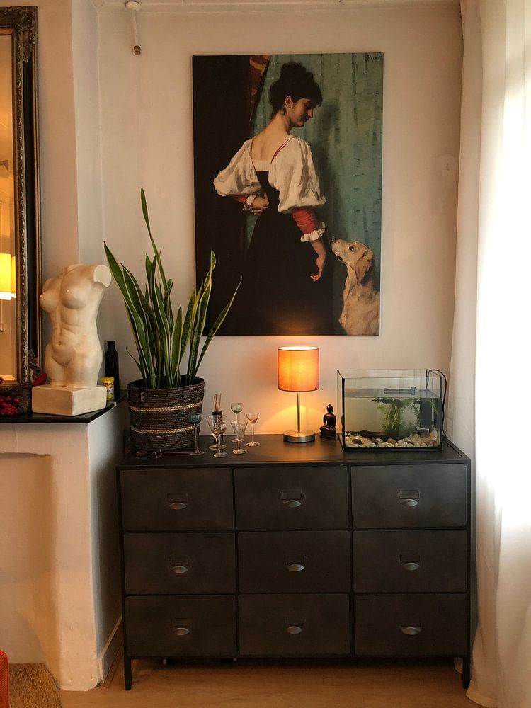 Portret van een jonge vrouw met de hond Puck - Thérèse Schwartze 