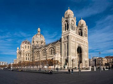 De Major kathedraal in Marseille tegen een blauwe hemel. van Werner Lerooy