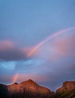 Regenboog in het avondlicht in de Lofoten, Noorwegen