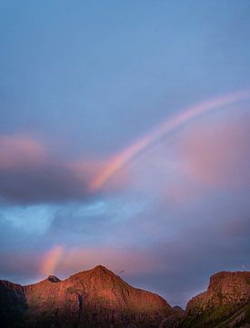 Regenbogen im Abendlicht auf den Lofoten, Norwegen