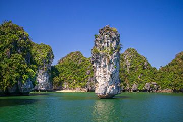 The beauty of Hạ Long Bay, Vietnam by Antwan Janssen