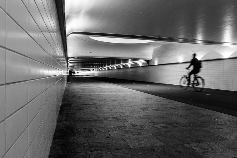 Rotterdam CS - tunnel by Linda Slingerland