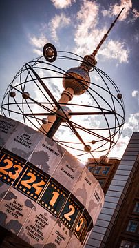 Tv-toren en wereldklok in Berlijn van Mixed media vector arts