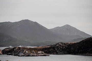 Leuchtturm inmitten der Berge, Kristiansund von Koen Lipman