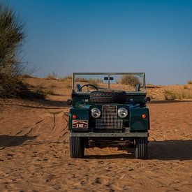Vintage Land Rover in woestijn van Michiel van den Bos