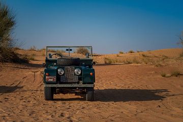 Vintage Land Rover in woestijn van Michiel van den Bos