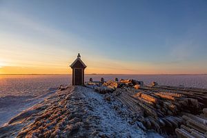 Misthoorn haven Volendam in winter van Johan Zwarthoed