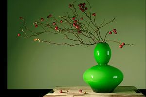 Grüne Vase mit Rot