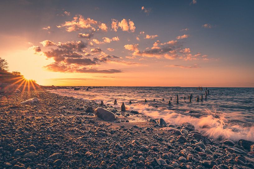 Oostzee-eiland Rügen, badplaats Glowe, natuurstrand bij zonsondergang van Mirko Boy