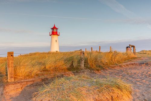 Erste Sonnenstrahlen am Leuchtturm in Sylt
