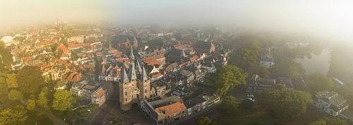 Sassenpoort oude poort in Zwolle tijdens een zomer zonsopgang