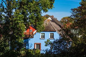 Buildings with blue sky in Wustrow, Germany sur Rico Ködder