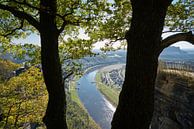 Uitzicht vanaf de Bastei in het Elbezandsteengebergte naar het dorp Rathen van Heiko Kueverling thumbnail