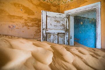 Vervallen en kleurrijk interieur in spookstad Kolmanskop, Namibië van Martijn Smeets