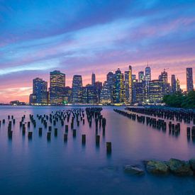 New York City Skyline Blauw/ Roze Zonsondergang van Eline Chiara