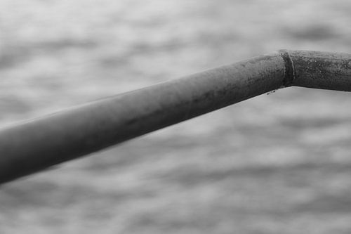 Reling van een brug in zwart-wit