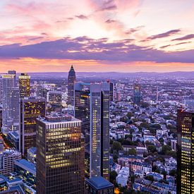 Uitzicht over de wolkenkrabbers van Frankfurt bij zonsondergang van ManfredFotos