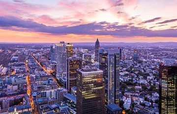 Uitzicht over de wolkenkrabbers van Frankfurt bij zonsondergang van ManfredFotos
