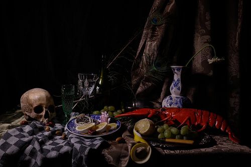 Stilleben mit Hummer, Trauben und Schädel von Esther Scherpenzeel