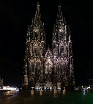 Kölner Dom im Hochformat und hoher Detailstiefe