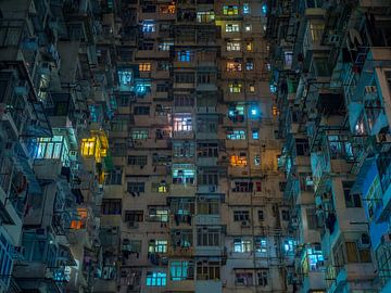 Bunte Lichter einer Wohnung in Quarry Bay, Hongkong von Teun Janssen