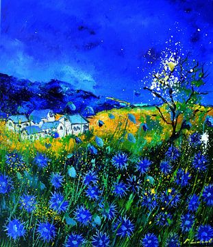 Blauwe korenbloemen en bloeiende boom van pol ledent