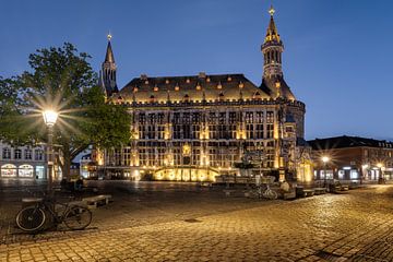 Das Aachener Rathaus bei Nacht von Rolf Schnepp